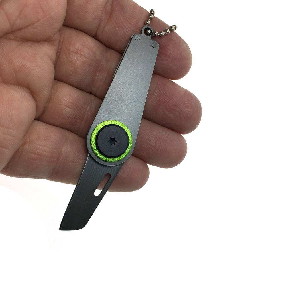 картинка Брелок Мини-нож EDC 3см / Мультитул, цвет зеленый 